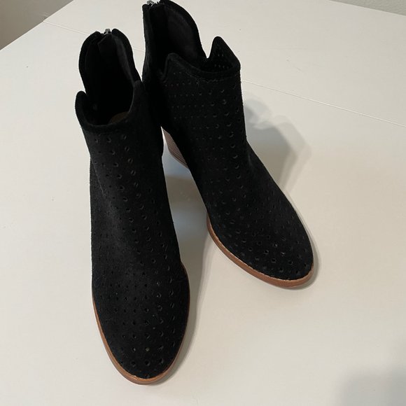 Marc Fisher Suede Ankle Bootie Stacked 3 1/2" Heel Laser Cut Zip Back - Picture 2 of 11